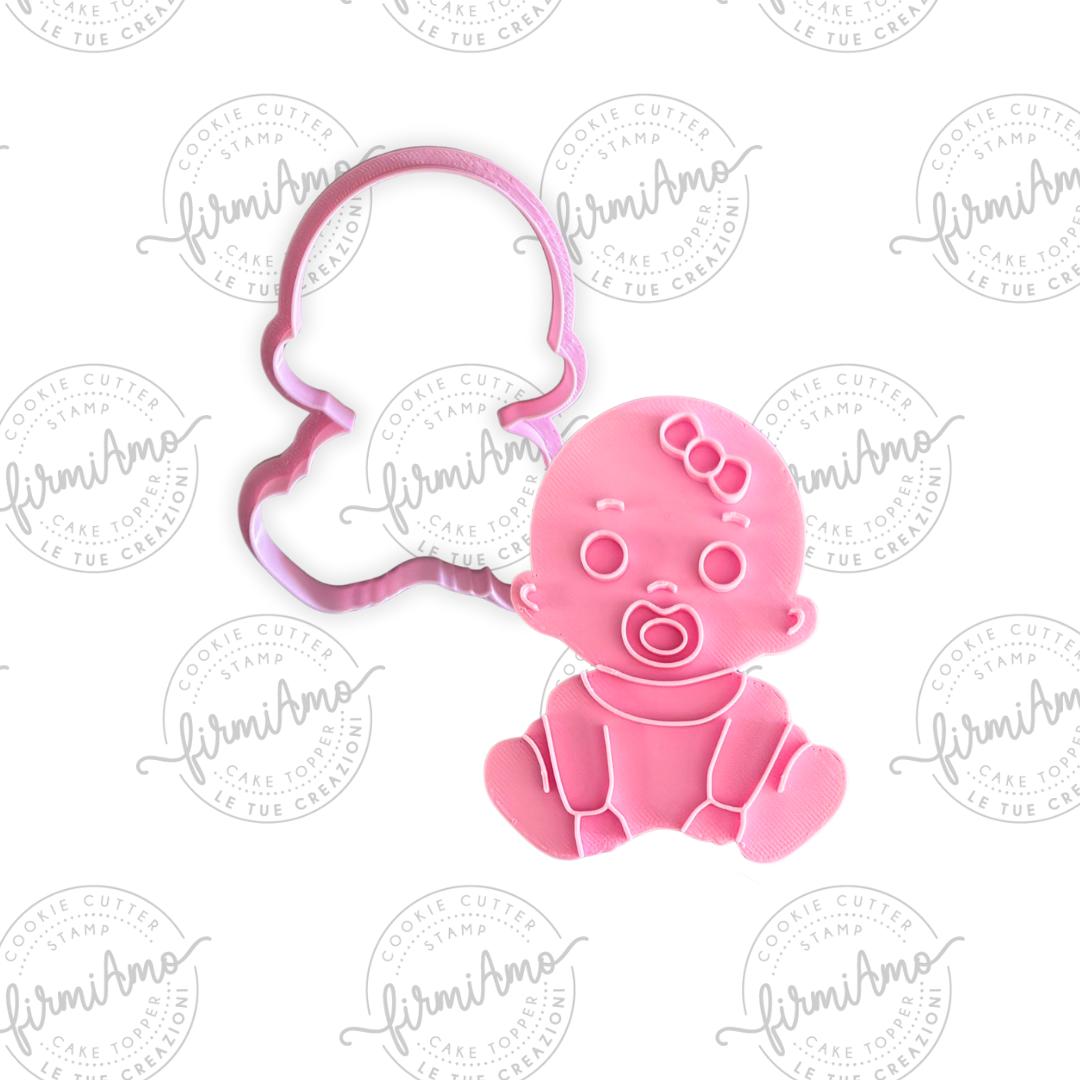 Baby sitzend mit Schleife